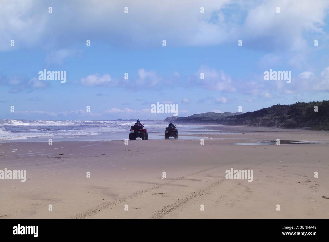 Due quad lungo la spiaggia, vacanza avventurosa Foto Stock