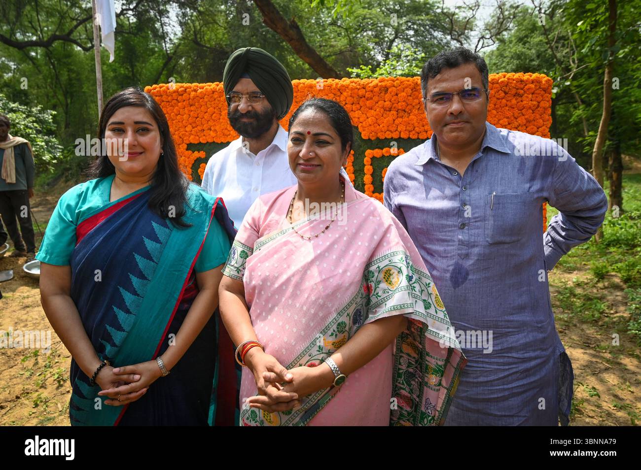 Nuova Delhi, India. 3 luglio 2025. NUOVA DELHI, INDIA - 3 LUGLIO: Il primo ministro di Delhi Rekha Gupta si è alleato con Lok Sabha il deputato Bansuri Swaraj e i ministri del governo di Delhi Sardar Manjinder Singh Sirsa e Parvesh Sahib Singh durante il viaggio nella piantagione di Van Mahotsav con tema piantare un albero in onore delle madri al PBG Ground, Delhi Ridge il 3 luglio 2025 a nuova Delhi, India. (Foto di Sanchit Khanna/Hindustan Times/Sipa USA) credito: SIPA USA/Alamy Live News Foto Stock
