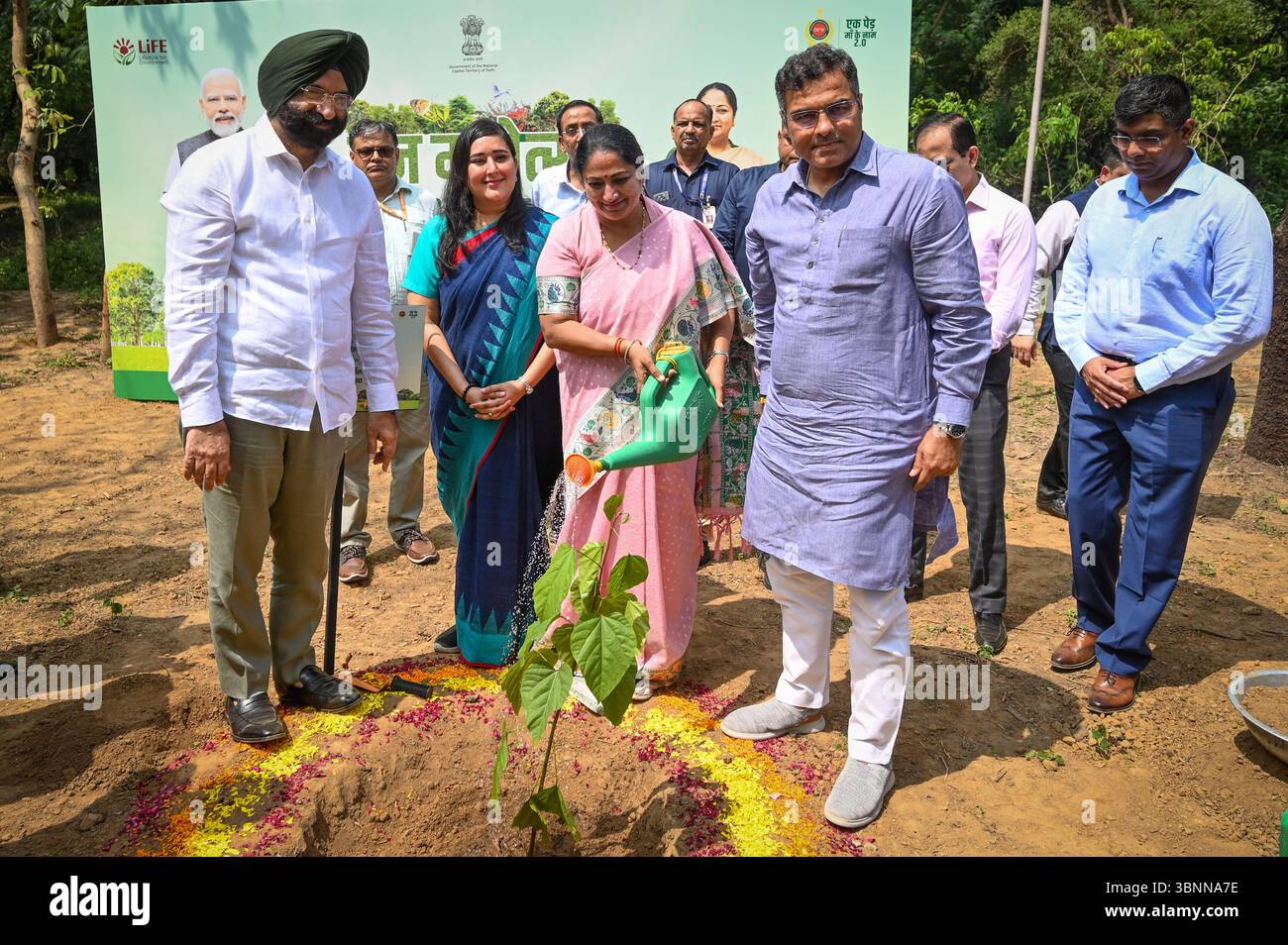 Nuova Delhi, India. 3 luglio 2025. NUOVA DELHI, INDIA - 3 LUGLIO: Il primo ministro di Delhi Rekha Gupta si è alleato con Lok Sabha il deputato Bansuri Swaraj e i ministri del governo di Delhi Sardar Manjinder Singh Sirsa e Parvesh Sahib Singh durante il viaggio nella piantagione di Van Mahotsav con tema piantare un albero in onore delle madri al PBG Ground, Delhi Ridge il 3 luglio 2025 a nuova Delhi, India. (Foto di Sanchit Khanna/Hindustan Times/Sipa USA) credito: SIPA USA/Alamy Live News Foto Stock