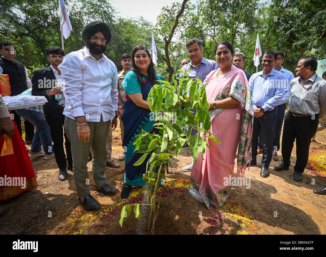 Nuova Delhi, India. 3 luglio 2025. NUOVA DELHI, INDIA - 3 LUGLIO: Il primo ministro di Delhi Rekha Gupta si è alleato con Lok Sabha il deputato Bansuri Swaraj e i ministri del governo di Delhi Sardar Manjinder Singh Sirsa e Parvesh Sahib Singh durante il viaggio nella piantagione di Van Mahotsav con tema piantare un albero in onore delle madri al PBG Ground, Delhi Ridge il 3 luglio 2025 a nuova Delhi, India. (Foto di Sanchit Khanna/Hindustan Times/Sipa USA) credito: SIPA USA/Alamy Live News Foto Stock
