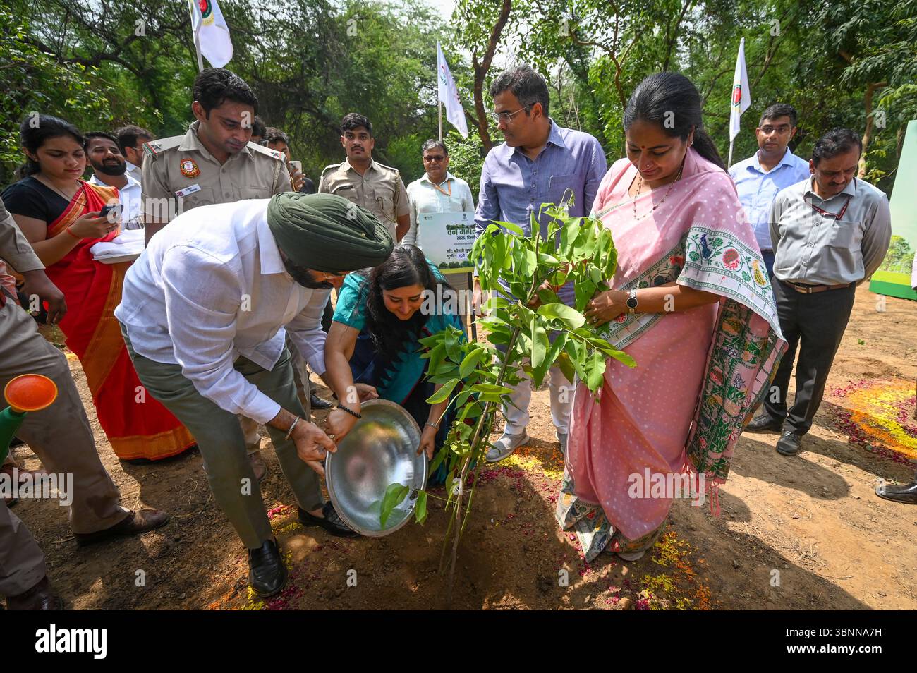 Nuova Delhi, India. 3 luglio 2025. NUOVA DELHI, INDIA - 3 LUGLIO: Il primo ministro di Delhi Rekha Gupta si è alleato con Lok Sabha il deputato Bansuri Swaraj e i ministri del governo di Delhi Sardar Manjinder Singh Sirsa e Parvesh Sahib Singh durante il viaggio nella piantagione di Van Mahotsav con tema piantare un albero in onore delle madri al PBG Ground, Delhi Ridge il 3 luglio 2025 a nuova Delhi, India. (Foto di Sanchit Khanna/Hindustan Times/Sipa USA) credito: SIPA USA/Alamy Live News Foto Stock