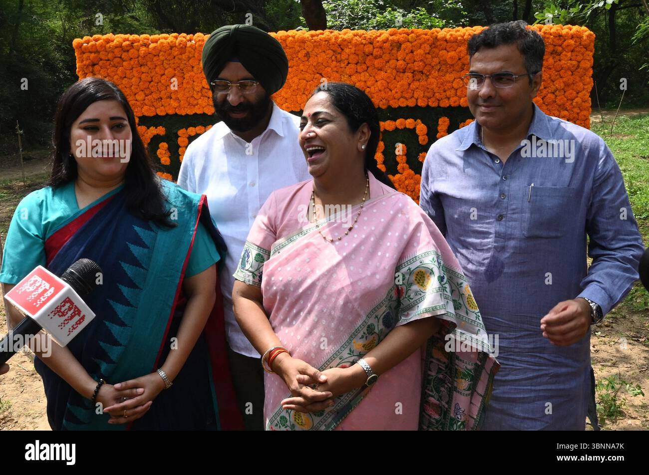 Nuova Delhi, India. 3 luglio 2025. NUOVA DELHI, INDIA - 3 LUGLIO: Il primo ministro di Delhi Rekha Gupta si è alleato con Lok Sabha il deputato Bansuri Swaraj e i ministri del governo di Delhi Sardar Manjinder Singh Sirsa e Parvesh Sahib Singh durante il viaggio nella piantagione di Van Mahotsav con tema piantare un albero in onore delle madri al PBG Ground, Delhi Ridge il 3 luglio 2025 a nuova Delhi, India. (Foto di Sonu Mehta/Hindustan Times/Sipa USA) credito: SIPA USA/Alamy Live News Foto Stock