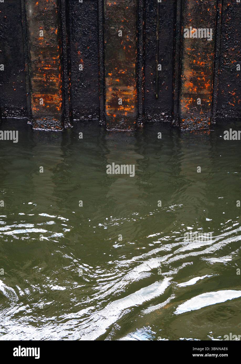 Riva del canale Rusty Foto Stock