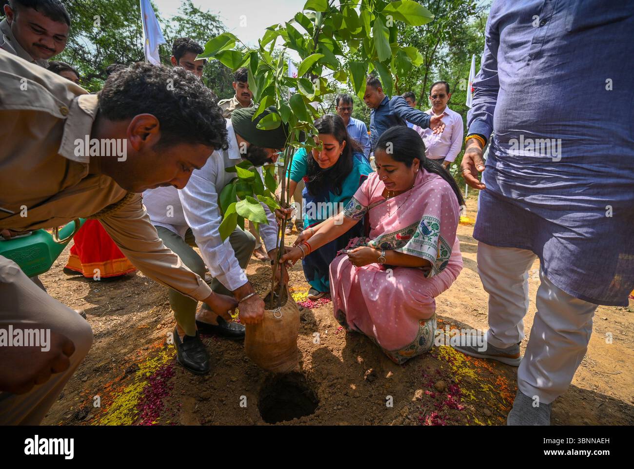 Nuova Delhi, India. 3 luglio 2025. NUOVA DELHI, INDIA - 3 LUGLIO: Il primo ministro di Delhi Rekha Gupta si è alleato con Lok Sabha il deputato Bansuri Swaraj e i ministri del governo di Delhi Sardar Manjinder Singh Sirsa e Parvesh Sahib Singh durante il viaggio nella piantagione di Van Mahotsav con tema piantare un albero in onore delle madri al PBG Ground, Delhi Ridge il 3 luglio 2025 a nuova Delhi, India. (Foto di Sanchit Khanna/Hindustan Times/Sipa USA) credito: SIPA USA/Alamy Live News Foto Stock