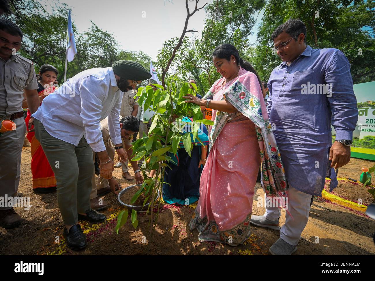 Nuova Delhi, India. 3 luglio 2025. NUOVA DELHI, INDIA - 3 LUGLIO: Il primo ministro di Delhi Rekha Gupta si è alleato con Lok Sabha il deputato Bansuri Swaraj e i ministri del governo di Delhi Sardar Manjinder Singh Sirsa e Parvesh Sahib Singh durante il viaggio nella piantagione di Van Mahotsav con tema piantare un albero in onore delle madri al PBG Ground, Delhi Ridge il 3 luglio 2025 a nuova Delhi, India. (Foto di Sanchit Khanna/Hindustan Times/Sipa USA) credito: SIPA USA/Alamy Live News Foto Stock
