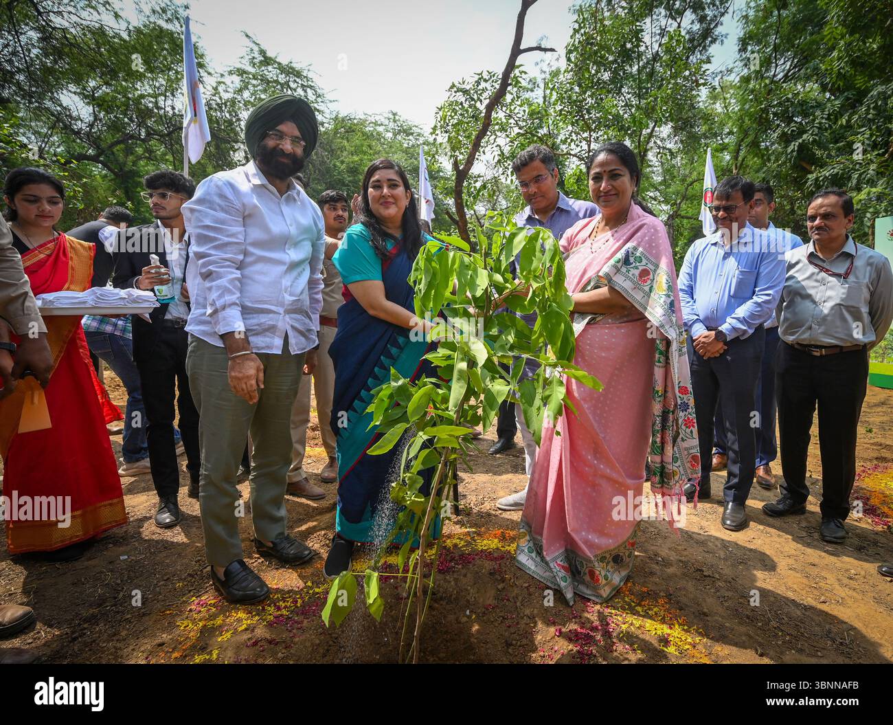 Nuova Delhi, India. 3 luglio 2025. NUOVA DELHI, INDIA - 3 LUGLIO: Il primo ministro di Delhi Rekha Gupta si è alleato con Lok Sabha il deputato Bansuri Swaraj e i ministri del governo di Delhi Sardar Manjinder Singh Sirsa e Parvesh Sahib Singh durante il viaggio nella piantagione di Van Mahotsav con tema piantare un albero in onore delle madri al PBG Ground, Delhi Ridge il 3 luglio 2025 a nuova Delhi, India. (Foto di Sanchit Khanna/Hindustan Times/Sipa USA) credito: SIPA USA/Alamy Live News Foto Stock