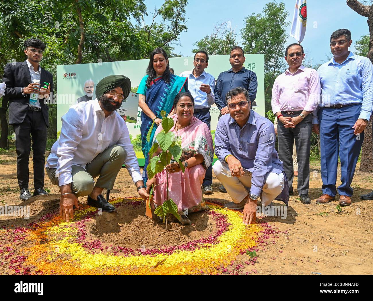 Nuova Delhi, India. 3 luglio 2025. NUOVA DELHI, INDIA - 3 LUGLIO: Il primo ministro di Delhi Rekha Gupta si è alleato con Lok Sabha il deputato Bansuri Swaraj e i ministri del governo di Delhi Sardar Manjinder Singh Sirsa e Parvesh Sahib Singh durante il viaggio nella piantagione di Van Mahotsav con tema piantare un albero in onore delle madri al PBG Ground, Delhi Ridge il 3 luglio 2025 a nuova Delhi, India. (Foto di Sanchit Khanna/Hindustan Times/Sipa USA) credito: SIPA USA/Alamy Live News Foto Stock