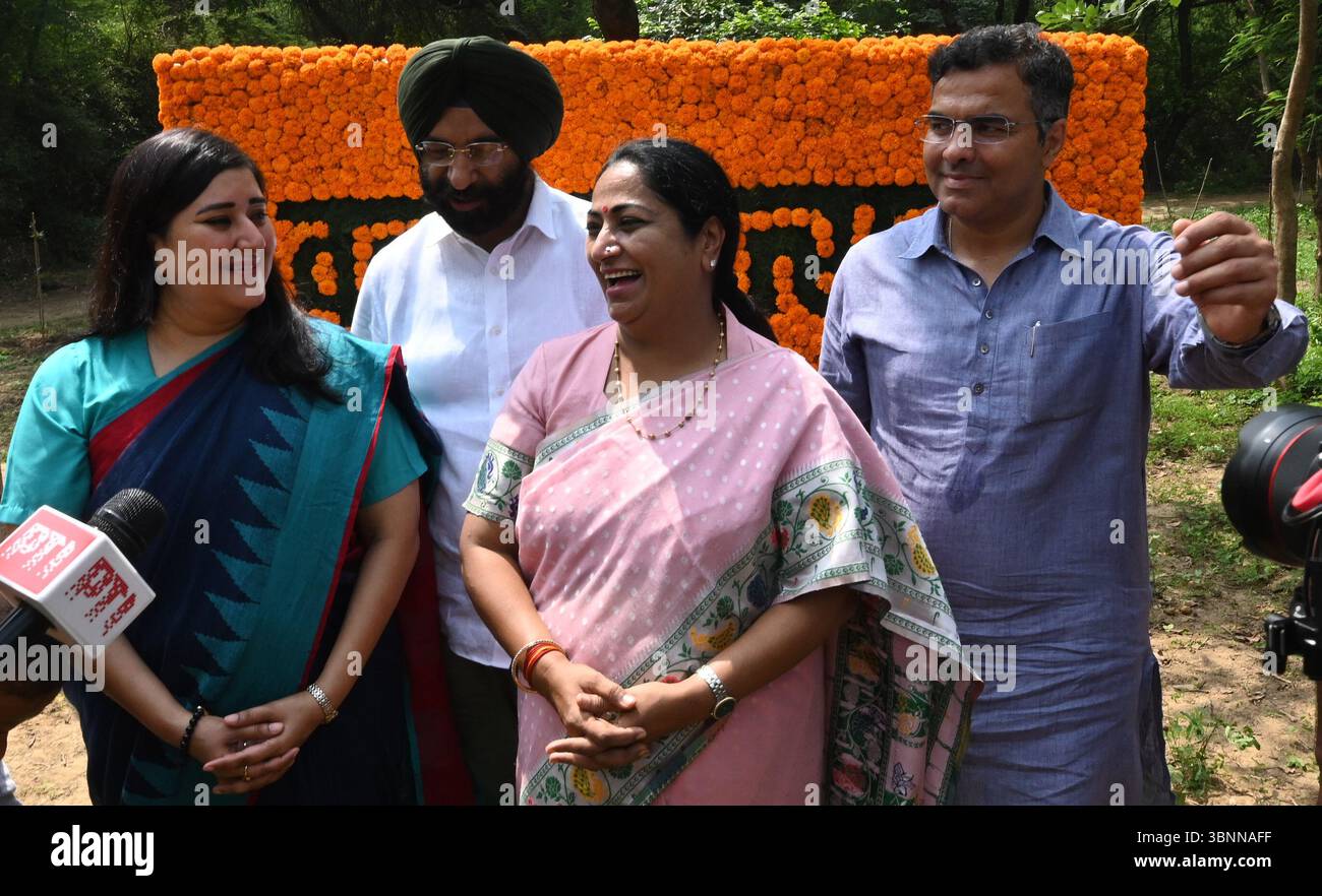 Nuova Delhi, India. 3 luglio 2025. NUOVA DELHI, INDIA - 3 LUGLIO: Il primo ministro di Delhi Rekha Gupta si è alleato con Lok Sabha il deputato Bansuri Swaraj e i ministri del governo di Delhi Sardar Manjinder Singh Sirsa e Parvesh Sahib Singh durante il viaggio nella piantagione di Van Mahotsav con tema piantare un albero in onore delle madri al PBG Ground, Delhi Ridge il 3 luglio 2025 a nuova Delhi, India. (Foto di Sonu Mehta/Hindustan Times/Sipa USA) credito: SIPA USA/Alamy Live News Foto Stock