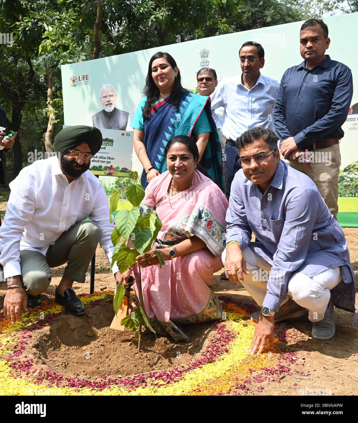 Nuova Delhi, India. 3 luglio 2025. NUOVA DELHI, INDIA - 3 LUGLIO: Il primo ministro di Delhi Rekha Gupta si è alleato con Lok Sabha il deputato Bansuri Swaraj e i ministri del governo di Delhi Sardar Manjinder Singh Sirsa e Parvesh Sahib Singh durante il viaggio nella piantagione di Van Mahotsav con tema piantare un albero in onore delle madri al PBG Ground, Delhi Ridge il 3 luglio 2025 a nuova Delhi, India. (Foto di Sonu Mehta/Hindustan Times/Sipa USA) credito: SIPA USA/Alamy Live News Foto Stock