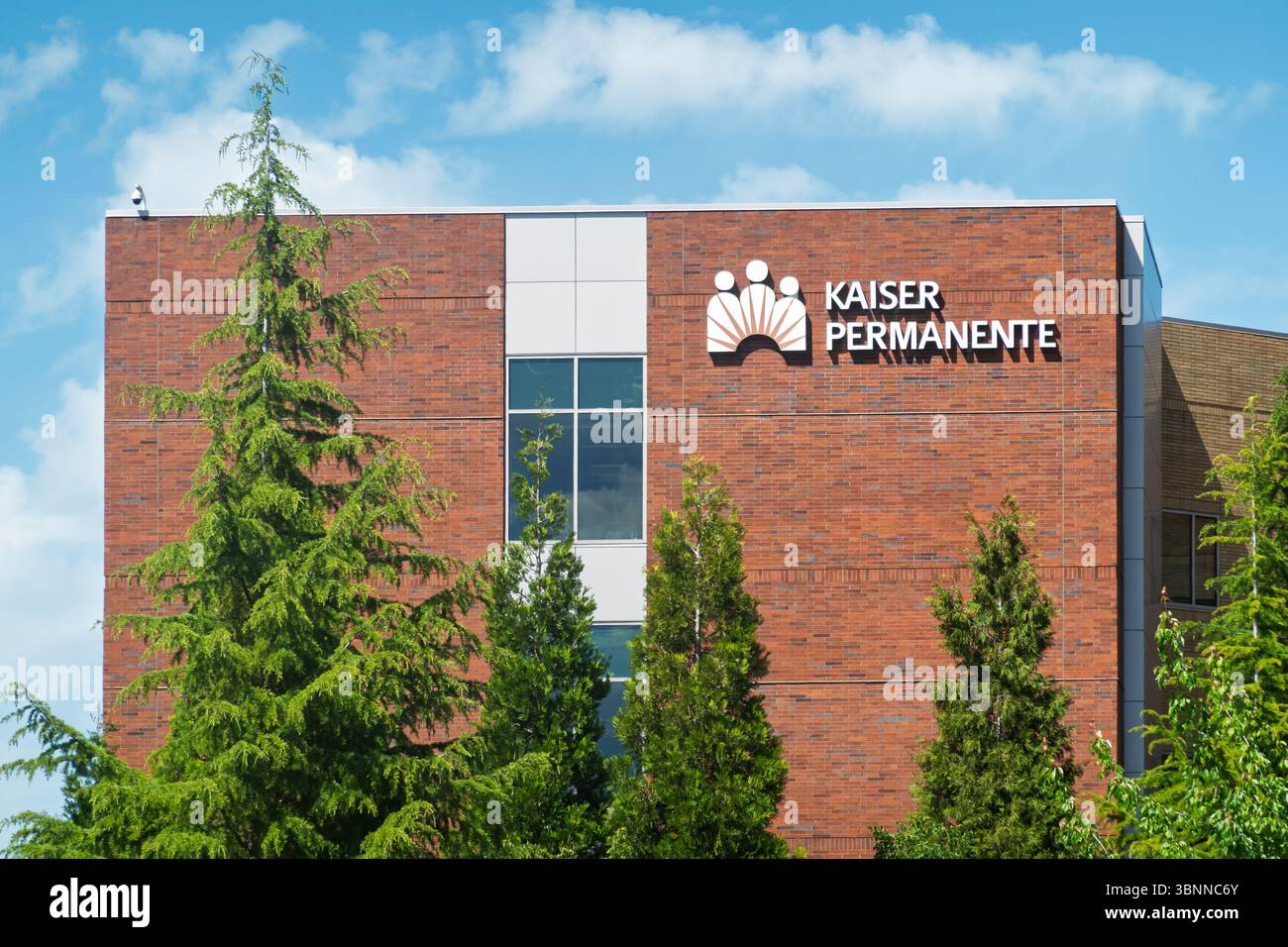 HILLSBORO, OR, USA, 30 MAGGIO 2025: Logo esterno e marchio Kaiser permanente Hillsboro Medical Office. Foto Stock