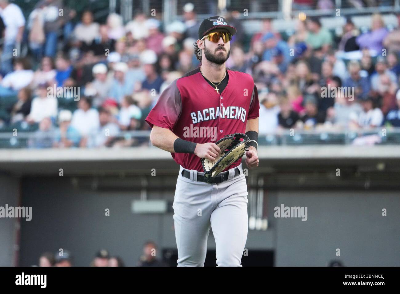 Giugno 212025: Bryce Eldridge, prima base di Sacramento (18), esce dal campo durante la partita con Sacramento River Cats e Salt Lake Bees tenutasi al Ballpark di America First Square nel South Jordan Ut. David Seelig/Cal Sport medi Foto Stock