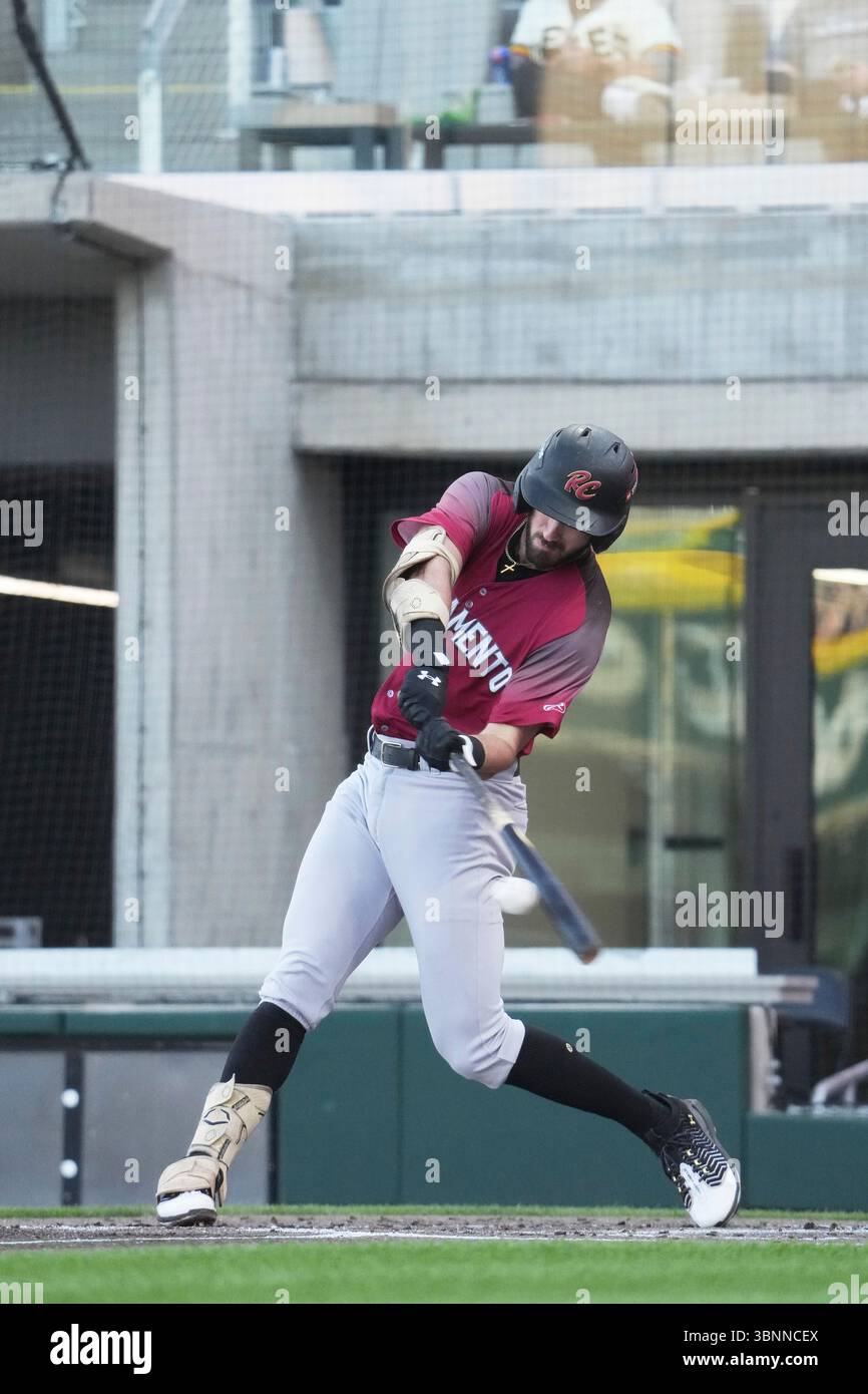 Giugno 212025: Bryce Eldridge (14), prima base di Sacramento, ottiene un successo durante la partita con Sacramento River Cats e Salt Lake Bees tenutasi al Ballpark di America First Square nel South Jordan Ut. David Seelig/Cal Sport medi Foto Stock