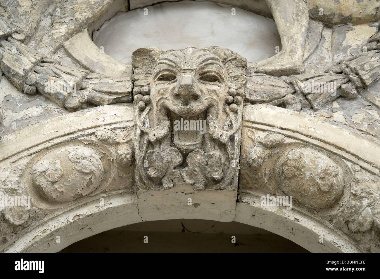 Portale con la storica figura in arenaria, vista di dettaglio Foto Stock