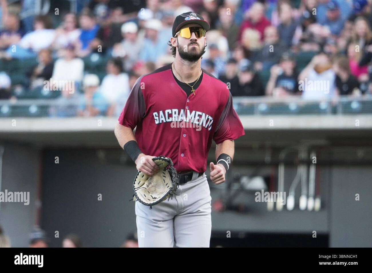 Giugno 212025: Bryce Eldridge, prima base di Sacramento (18), esce dal campo durante la partita con Sacramento River Cats e Salt Lake Bees tenutasi al Ballpark di America First Square nel South Jordan Ut. David Seelig/Cal Sport medi Foto Stock