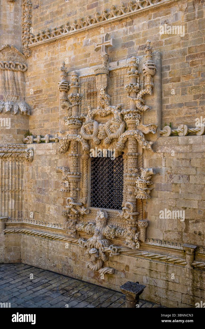 Portogallo, Tomar, quartiere di Santarem, sito patrimonio dell'umanità dell'UNESCO Convento de Cristo (Convento di Cristo), Castello e Monastero dei Cavalieri Templari, finestra del capitolo manuelino, famose finestre della casa capitolare Foto Stock