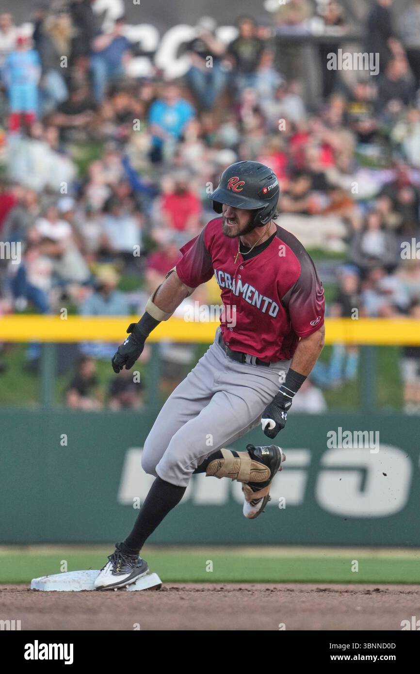Giugno 212025: Bryce Eldridge, prima base di Sacramento (14) sui percorsi base durante la partita con Sacramento River Cats e Salt Lake Bees tenutasi al Ballpark di America First Square nel South Jordan Ut. David Seelig/Cal Sport medi Foto Stock