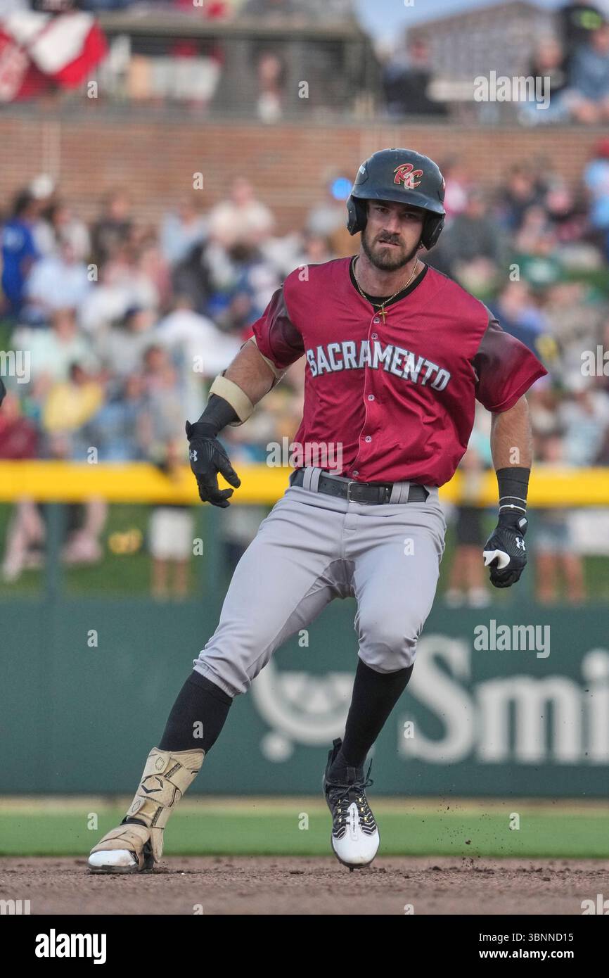 Giugno 212025: Bryce Eldridge, prima base di Sacramento (14) sui percorsi base durante la partita con Sacramento River Cats e Salt Lake Bees tenutasi al Ballpark di America First Square nel South Jordan Ut. David Seelig/Cal Sport medi Foto Stock