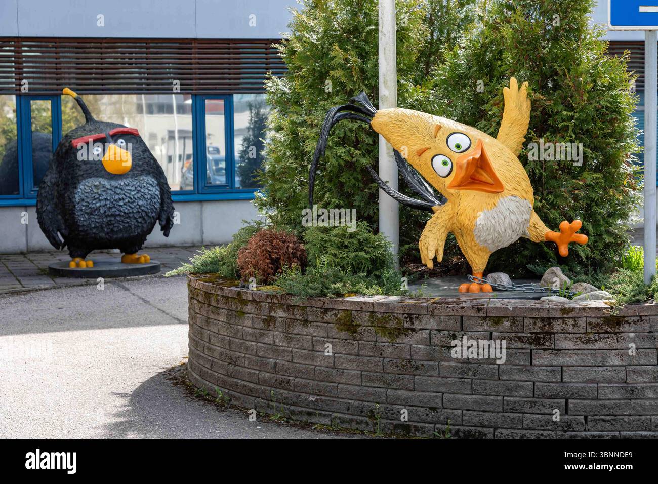 Bomb e Chuck figure di Angry Birds di fronte alla sede centrale della Rovio Entertainment a Keilaranta 7 nel distretto di Keilaniemi di Espoo, Finlandia Foto Stock