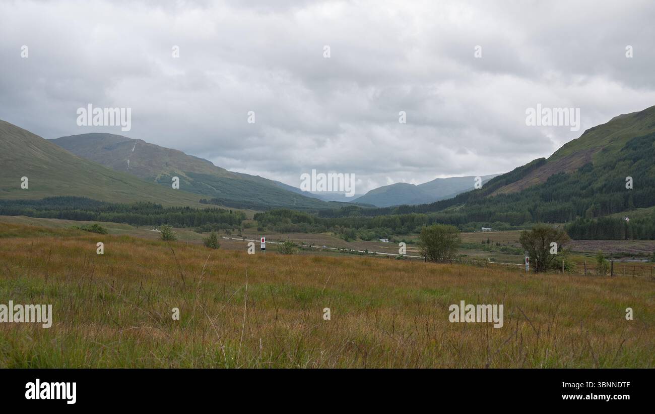 West Highland Way tra Tyndrum e Bridge of Orchy. Contea di Argyll, Highlands scozzesi. 28 agosto 2011. Vista oltre la A82 lungo Glen Orchy. Foto Stock
