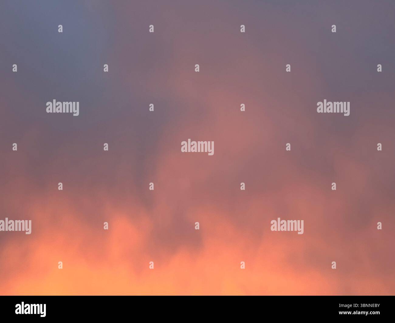Osserva una splendida esposizione di colori nel bellissimo cielo del tramonto, creando un'atmosfera serena e tranquilla. - Immagine stock catturata con smartphone