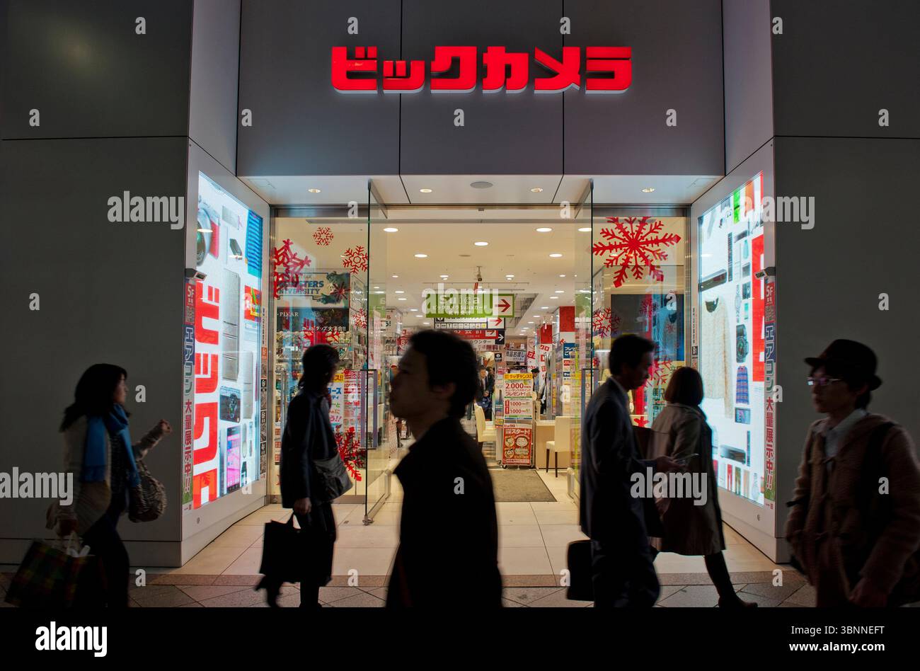 Il negozio BIC camera e il negozio di abbigliamento UNIQLO occupano lo stesso edificio in una strada trafficata nell'area commerciale di Shinjuku Est a Tokyo, in Giappone. Foto Stock