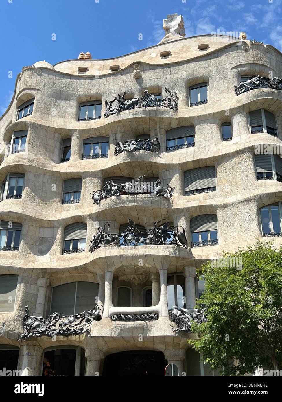 Barcellona, Spagna, 9 maggio 2022, Casa Milà conosciuta anche come la Pedrera, si distingue nel paesaggio urbano di Barcellona, mostrando la brillantezza di Gaudí. Foto Stock