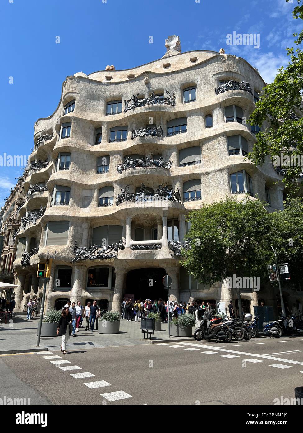 Barcellona, Spagna, 9 maggio 2022, Casa Milà conosciuta anche come la Pedrera, si distingue nel paesaggio urbano di Barcellona, mostrando la brillantezza di Gaudí. Foto Stock