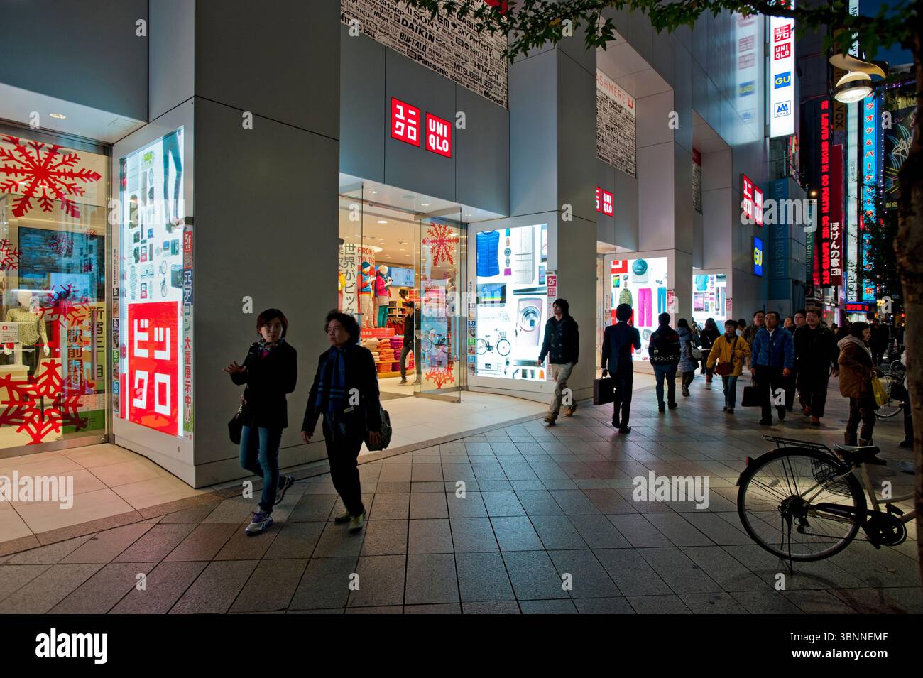 Il negozio BIC camera e il negozio di abbigliamento UNIQLO occupano lo stesso edificio in una strada trafficata nell'area commerciale di Shinjuku Est a Tokyo, in Giappone. Foto Stock