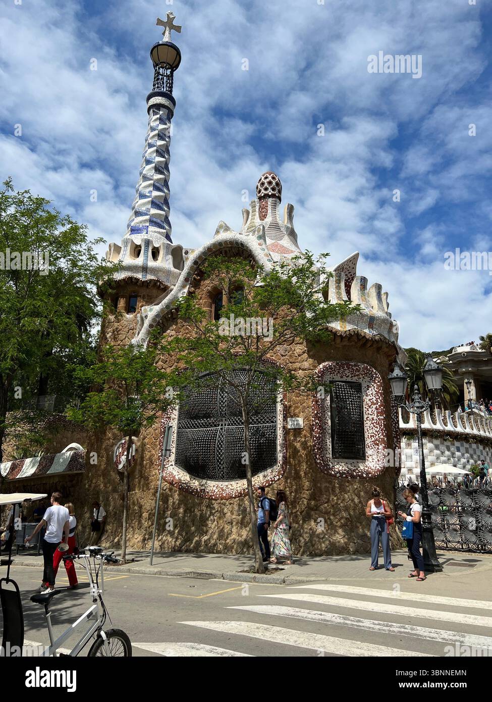 Barceluona Spagna, 7 maggio 2022, Una splendida vista dell'architettura simile al pan di zenzero di Park Güell sotto un cielo azzurro e luminoso. - Immagine stock catturata con smartphone
