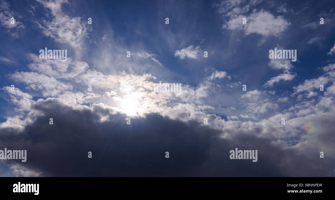 Nuvole di pioggia grigio scuro e cielo azzurro limpido , Finlandia Foto Stock