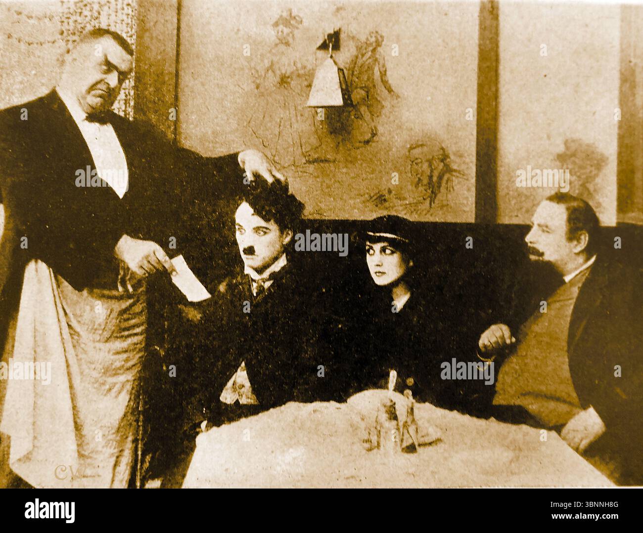 FILM - FILM - CINEMA - STORIA - Charlie Chaplin in una scena dell'emigrante (1916/1917). Ha recitato anche Edna Purviance e Eric Campbell (il cameriere) Foto Stock