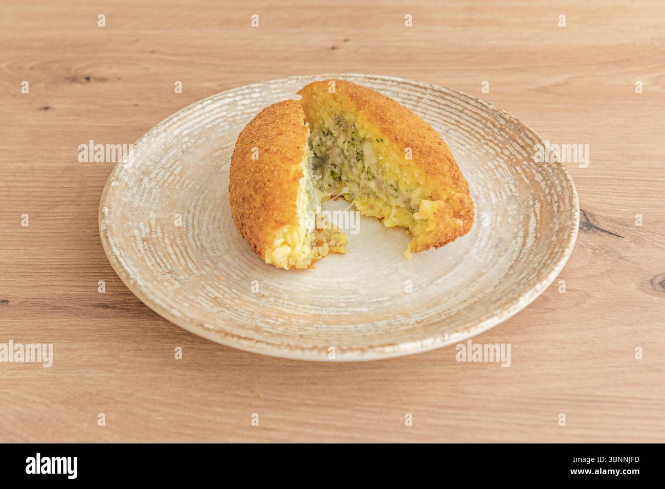 Gli arancini, quelle irresistibili palline di riso fritte, sono molto più di un semplice antipasto o cibo di strada Foto Stock