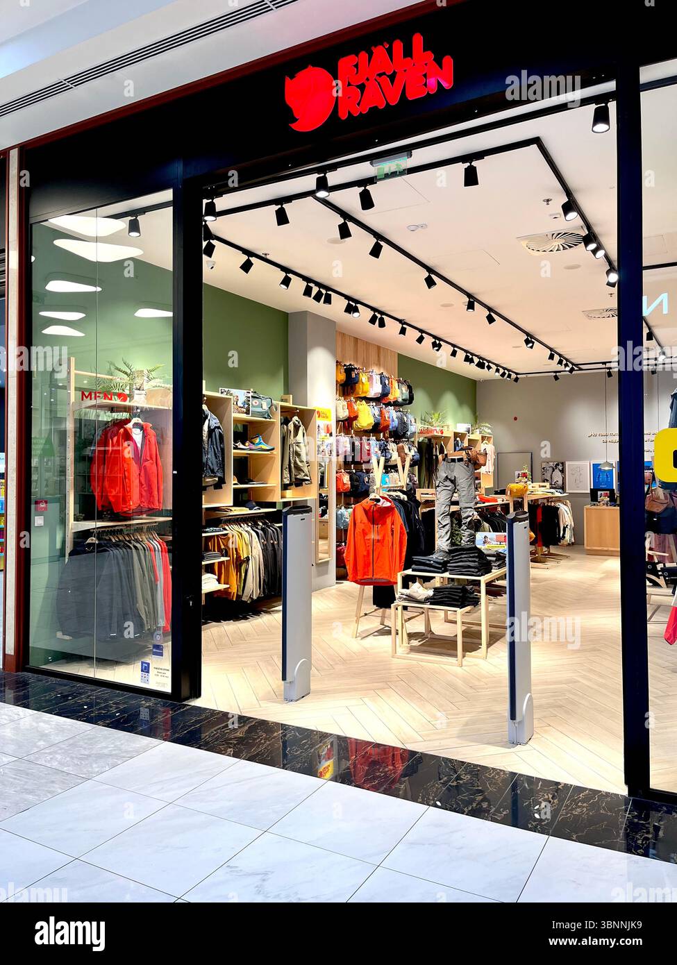 Fjällräven per acquistare abbigliamento e attrezzature all'aperto in un centro commerciale a Sofia, Bulgaria, Europa orientale, Balcani, UE - Immagine stock catturata con smartphone