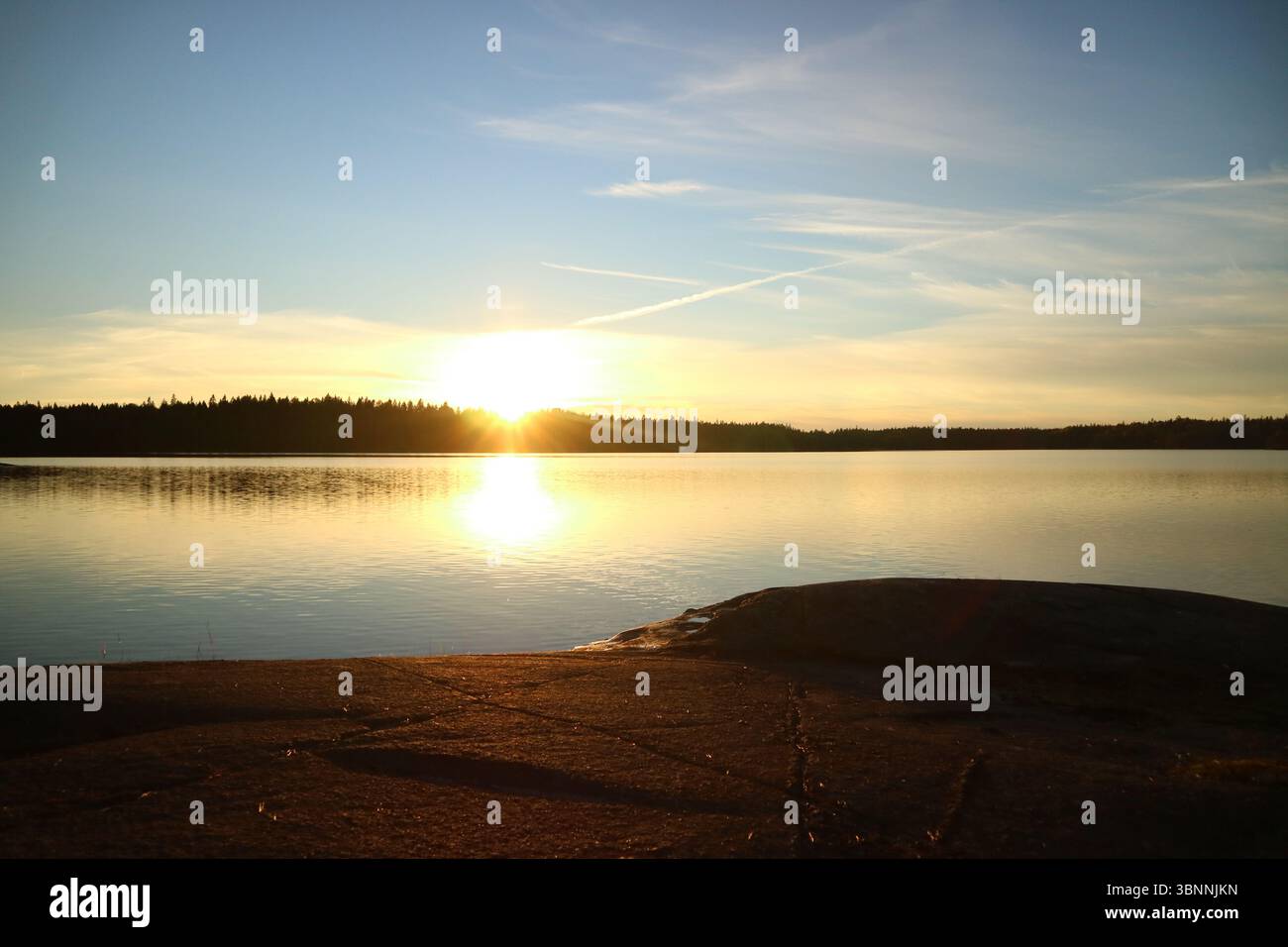 Tramonto sul lago Meiko a Kirkkonummi, Finlandia. Foto Stock