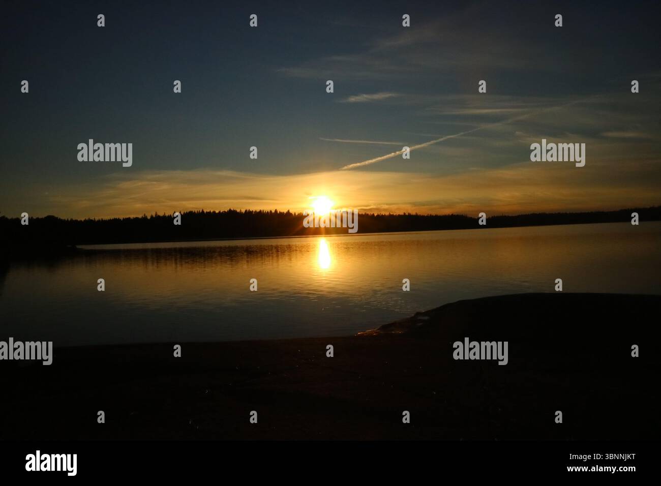 Tramonto sul lago Meiko a Kirkkonummi, Finlandia. Foto Stock
