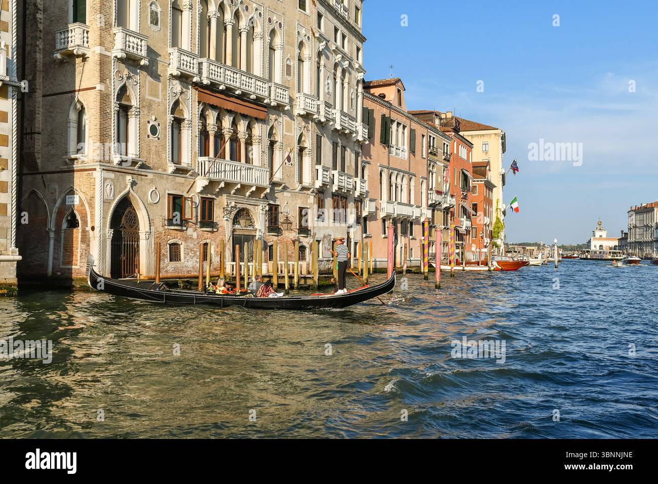 Giro in gondola sul Canal grande, di fronte a Palazzo Barbaro (quartiere di San Marco) con Punta della Dogana sullo sfondo (Dorsoduro), Venezia, Italia Foto Stock
