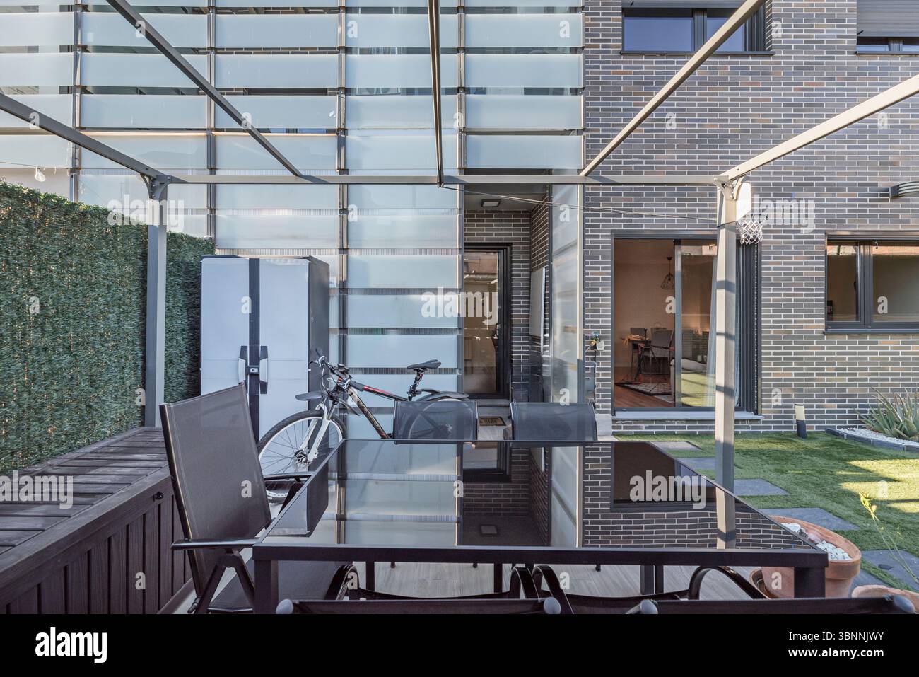 Realizzati in materiali durevoli come alluminio, teak, rattan sintetico o cemento. Le dimensioni dipenderanno dallo spazio e dal numero di persone. Foto Stock