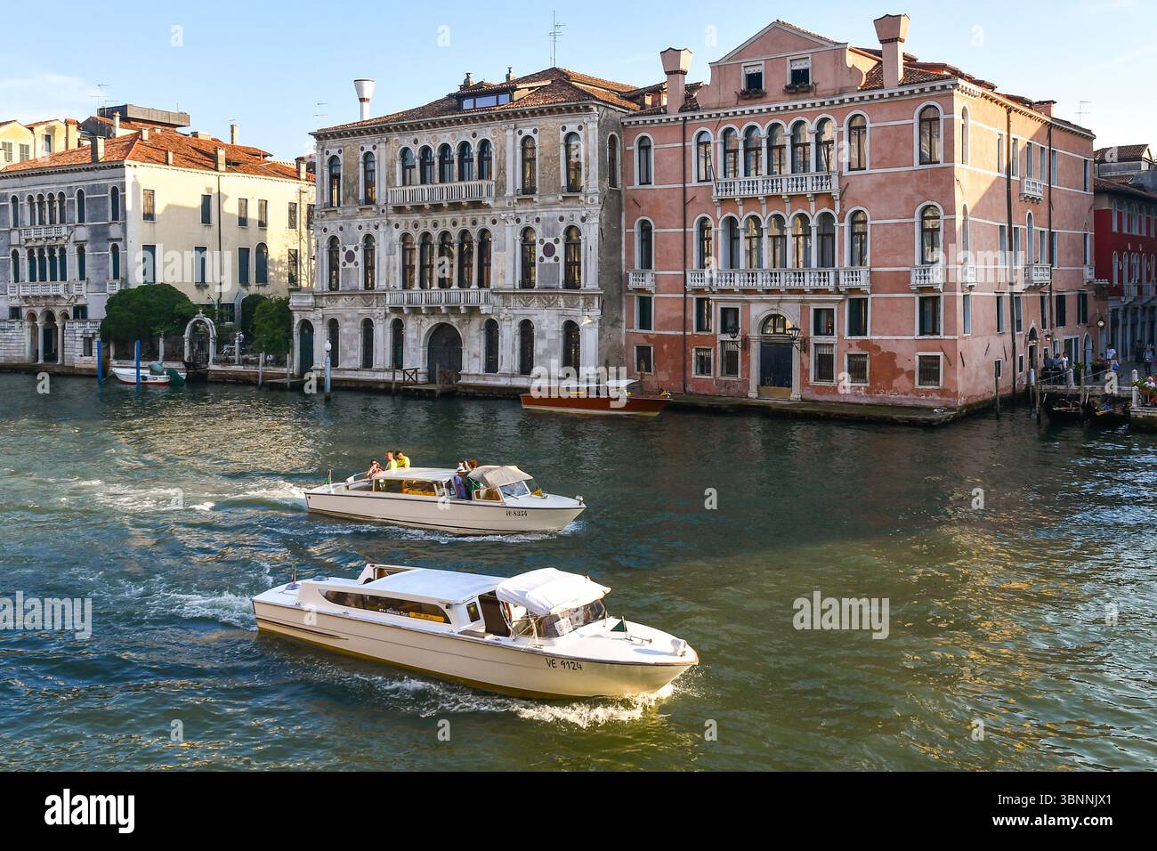 Vista sopraelevata del Canal grande con taxi d'acqua e, da sinistra: Palazzo Balbi Valier, Palazzo Contarini Polignac e Palazzo Brandolin Rota, Venezia Foto Stock