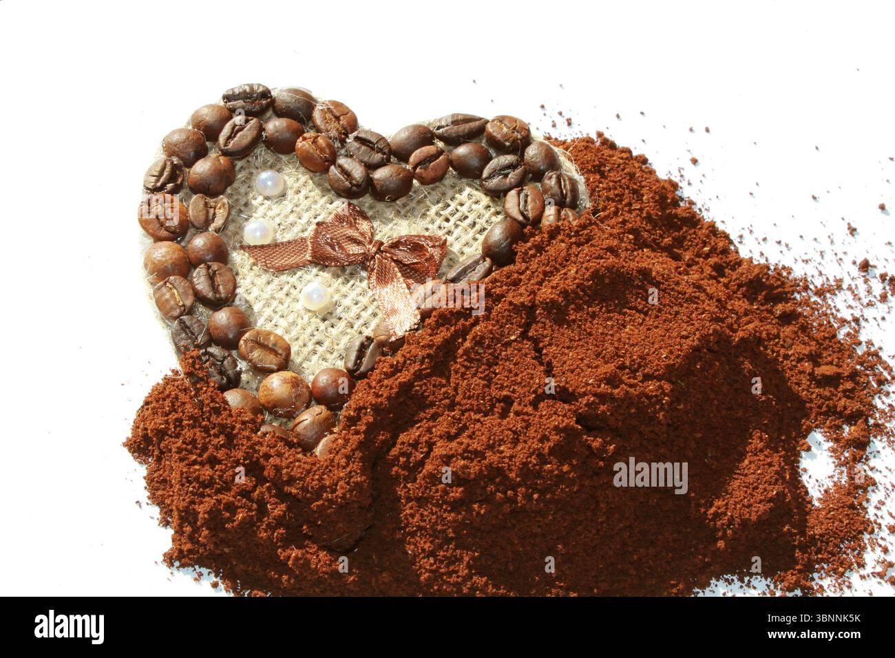 I chicchi di caffè creano uno sfondo a grana di cuore e caffè. Foto Stock