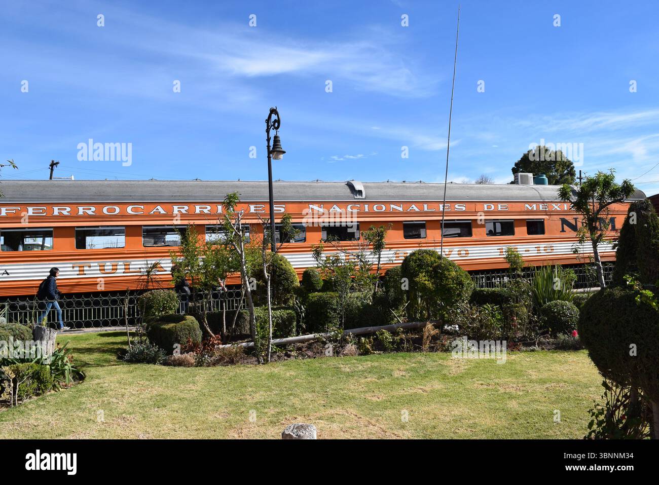 Fotografía a distancia de una antigua locomotora exhibida en el exterior del Museo del Ferrocarril de Tulancingo. Foto Stock
