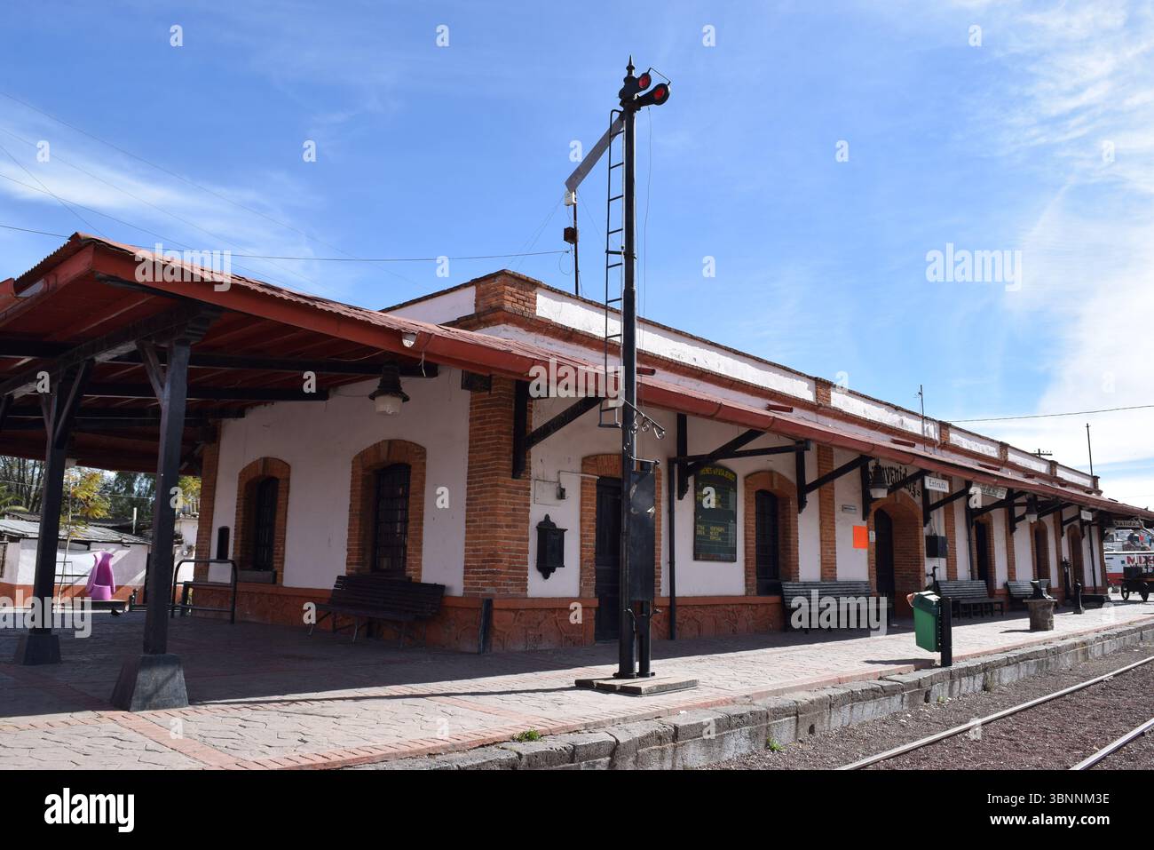 Fotografía a distancia de una antigua locomotora exhibida en el exterior del Museo del Ferrocarril de Tulancingo. Foto Stock