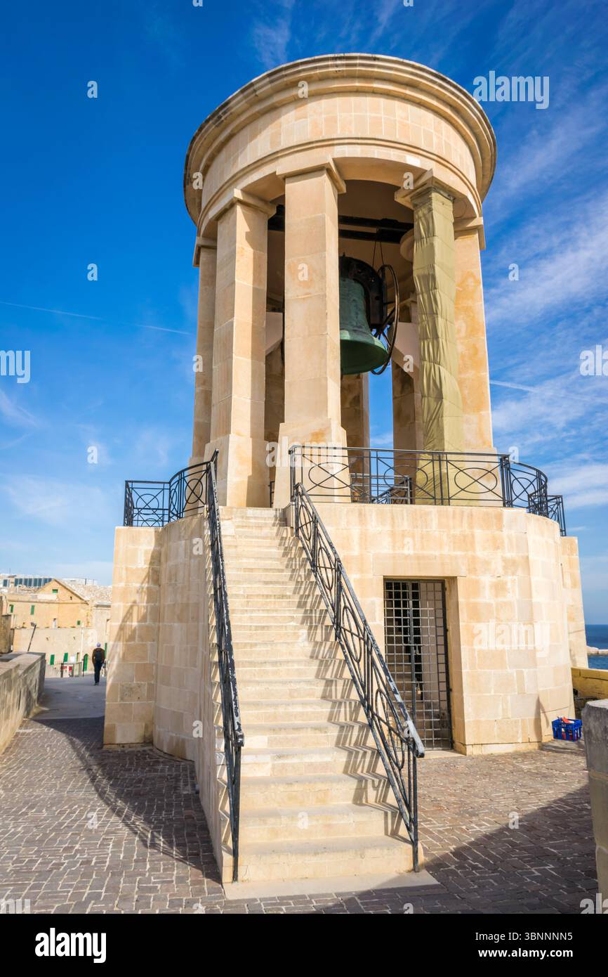 Monumento alla guerra campana d'assedio illuminato dal sole a la Valletta, Malta Foto Stock