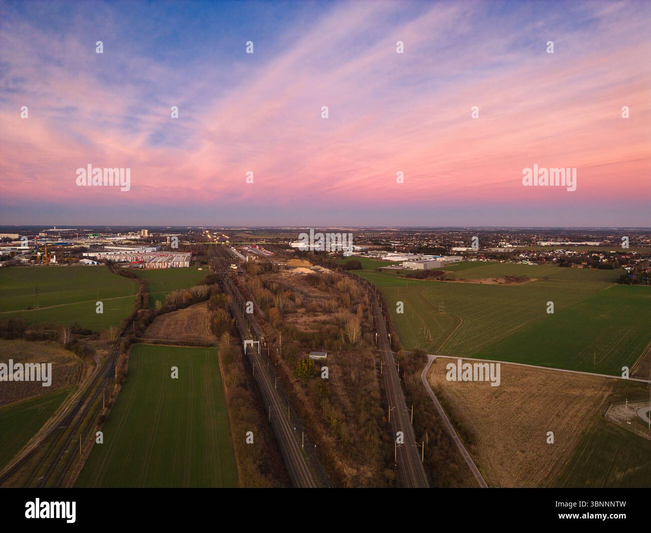 Campi sotto un cielo blush Foto Stock