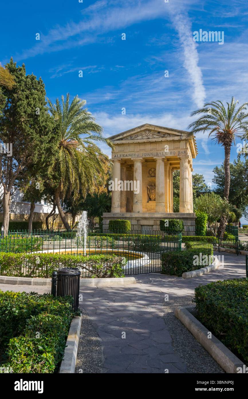 La Valletta, Malta - 9 febbraio 2024: Giardino pubblico Lower Barrakka con fontana e monumento a Sir Alexander Ball nel centro storico di la Valletta Foto Stock