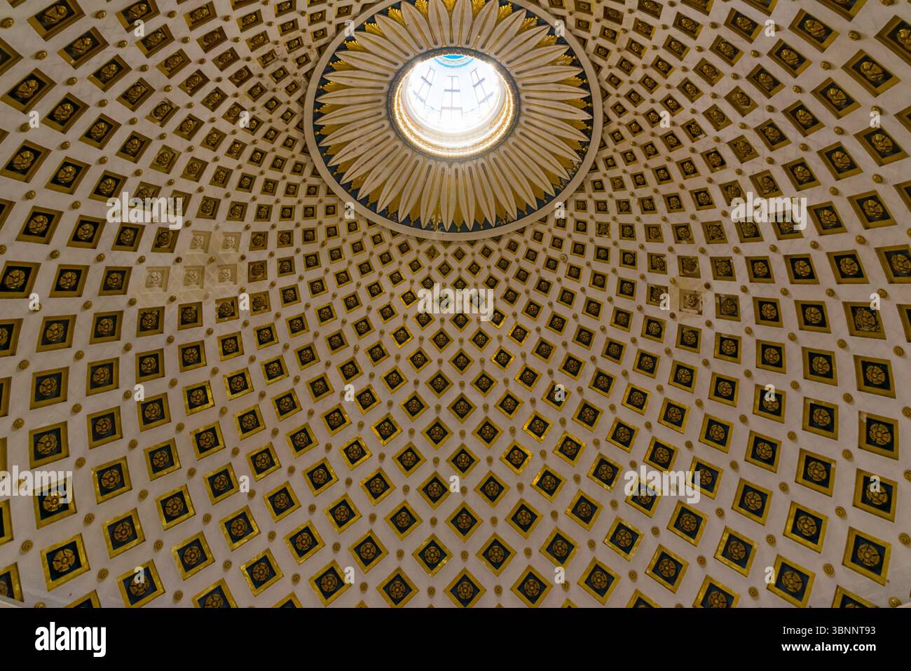 Mosta, Malta - 10 febbraio 2024: Interno della Rotonda di Mosta, rivestimento decorato della cupola principale, con parte bianca dove la bomba ha perforato la cupola e cadde Foto Stock