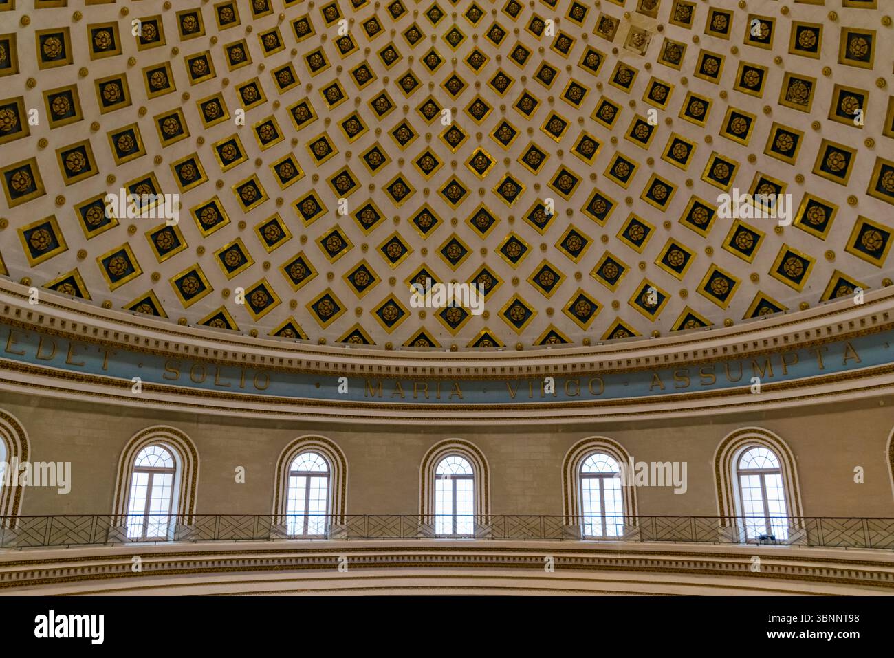 Mosta, Malta - 10 febbraio 2024: Interno della Rotonda di Mosta, intarsiatura della cupola principale con balcone e finestre Foto Stock