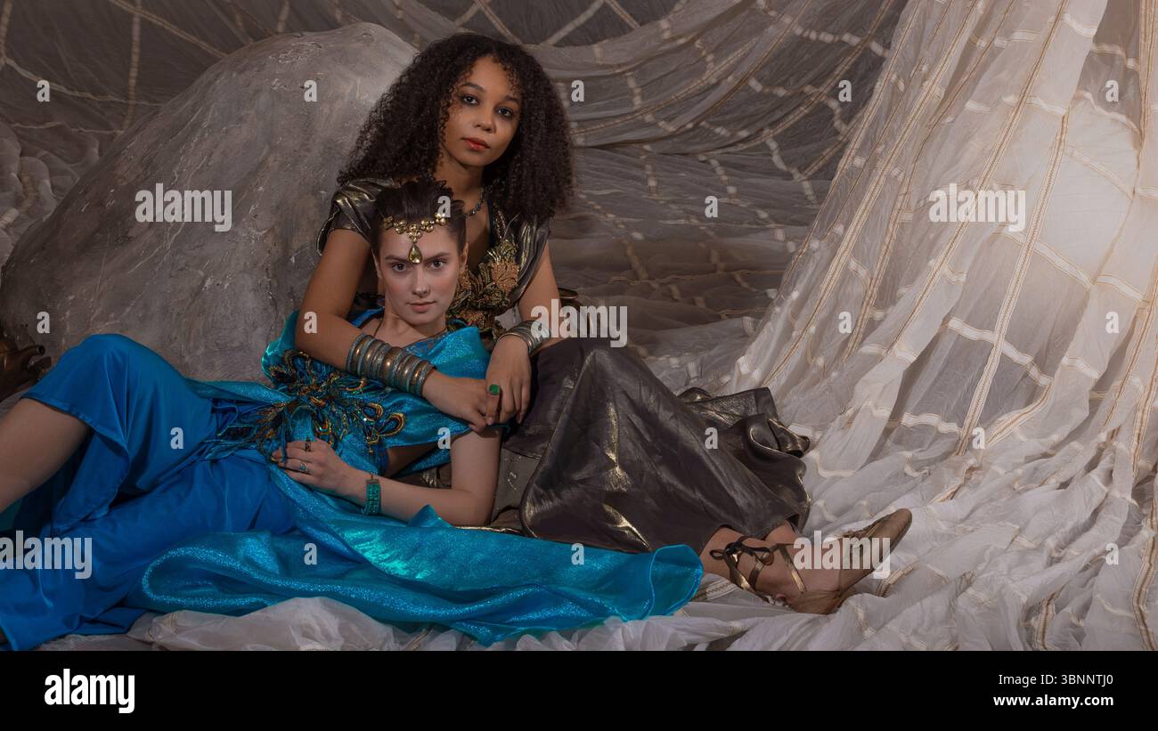 Incantevole gruppo di donne in autentici abiti turchi, catturate in un ambiente da sogno del Medio Oriente Foto Stock