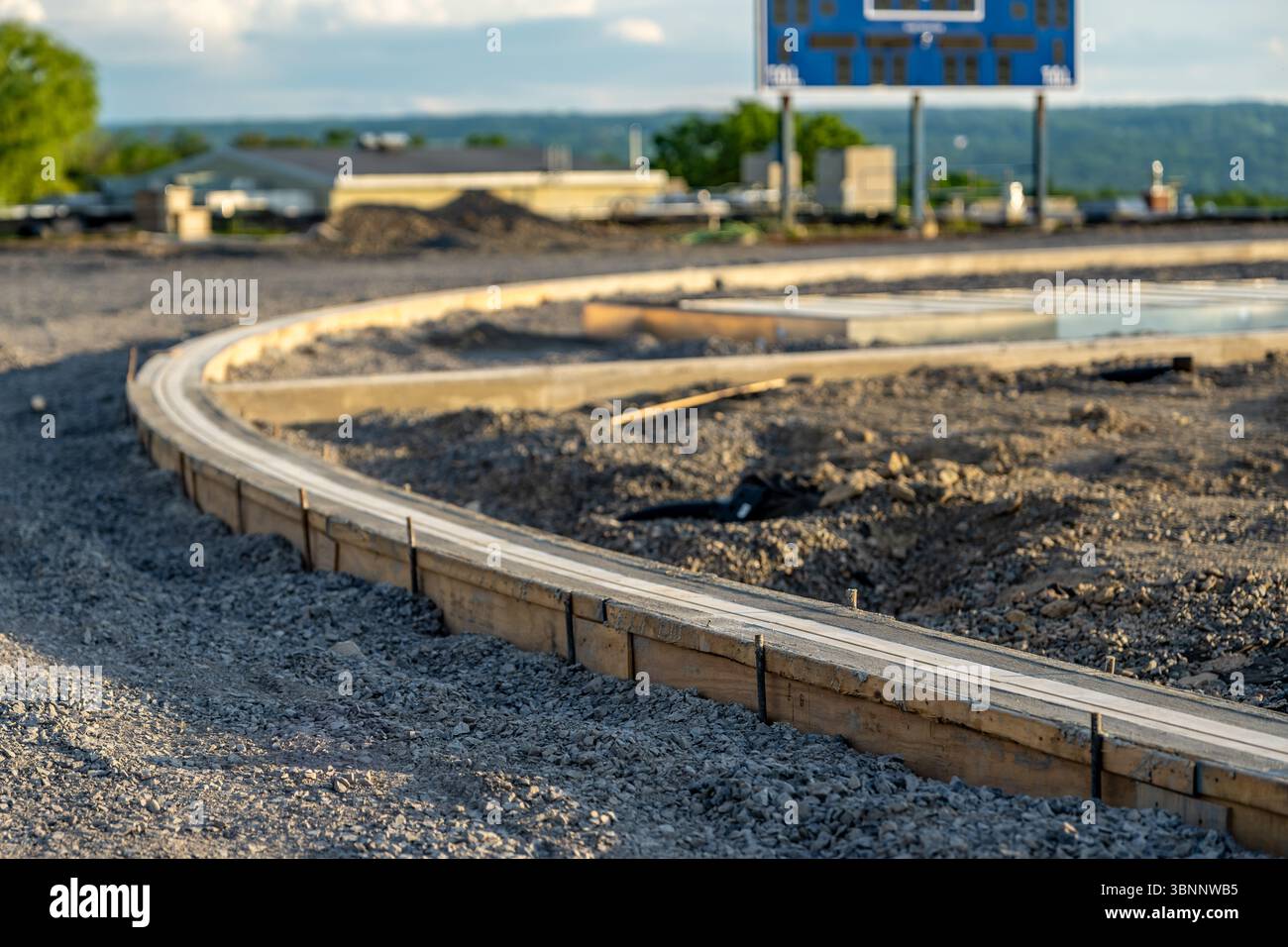 Foto di costruzione del nuovo scarico delle fessure dei cingoli in calcestruzzo. Foto Stock