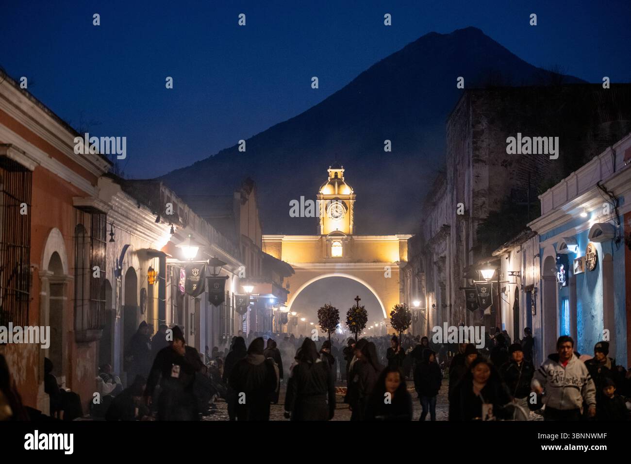 Semana Santa en el arco de Santa Catalina en Antigua Guatemala celebrazioni della settimana Santa presso l'Arco di Santa Catalina ad Antigua Guatemala Foto Stock