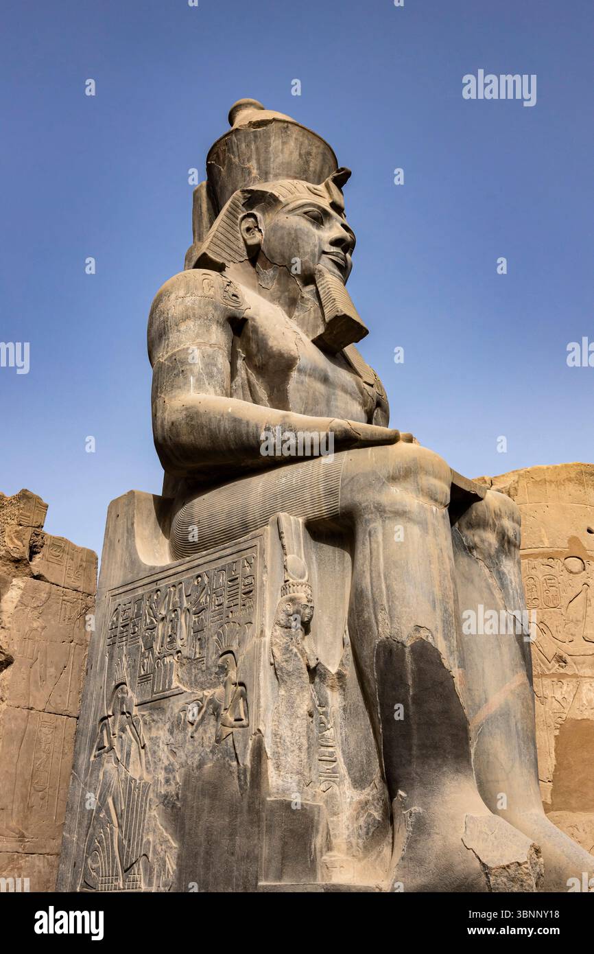 Tempio di Luxor, statua colossale di Ramses II, pilone di Ramses II, Luxor, Egitto, Nord Africa, Africa Foto Stock